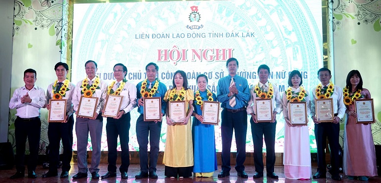 Lãnh đạo LĐLĐ tỉnh Đắk Lắk biểu dương Chủ tịch Công đoàn cơ sở, Trưởng ban Nữ công Công đoàn cơ sở có thành tích xuất sắc. Ảnh: Bảo Trung
