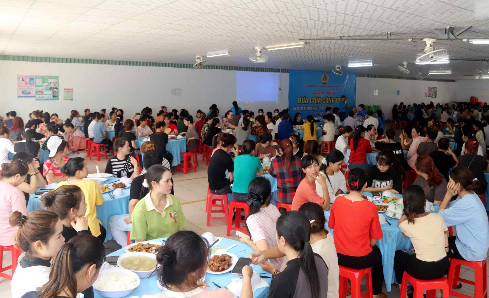 Công ty TNHH Merkava Việt Nam tổ chức "Bữa cơm Công đoàn" cho 320 công nhân lao động của công ty. Ảnh: Nguyễn Quân