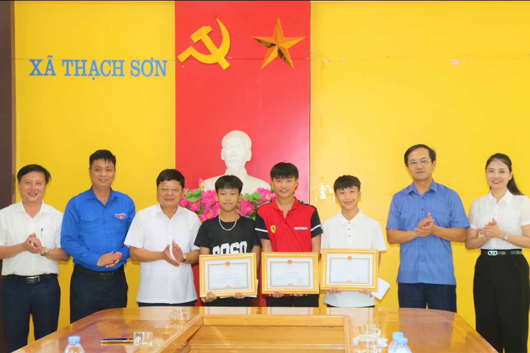 Trao giấy khen cho 3 học sinh dũng cảm cứu 2 em nhỏ thoát đuổi nước. Ảnh: Hà Thạch.