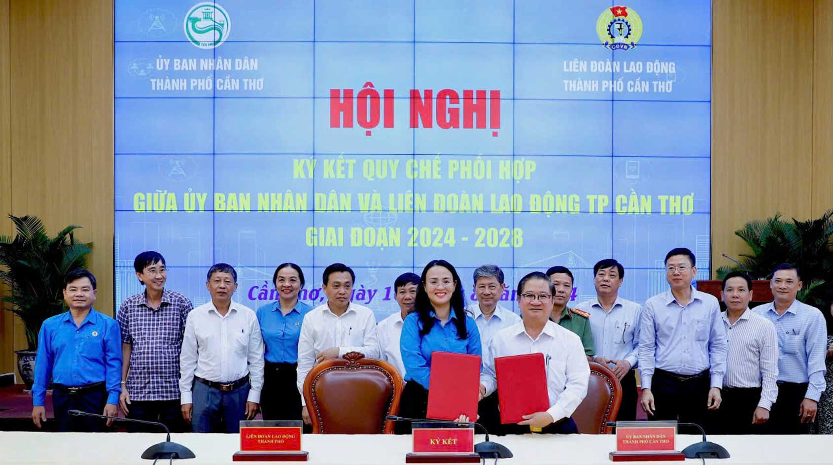 Can Tho City People's Committee and Can Tho City Labor Confederation signed the Coordination Regulation. Photo: Hong Van