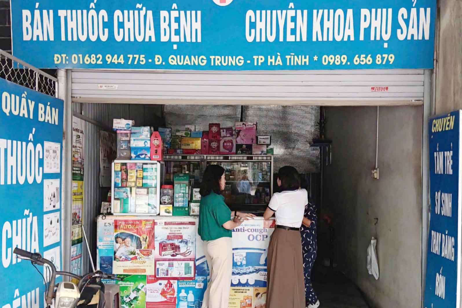 This pharmacy has been suspended due to incomplete legal procedures. Photo: Tuan Dung.