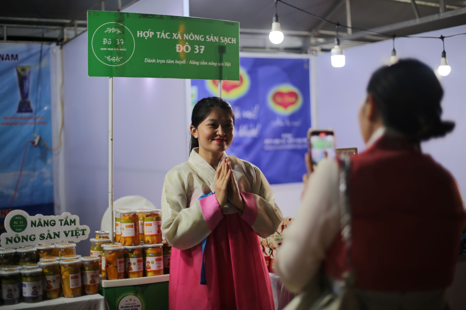 Du khách trải nghiệm mặc trang phục Hanbok của Hàn Quốc. Ảnh: Văn Trực