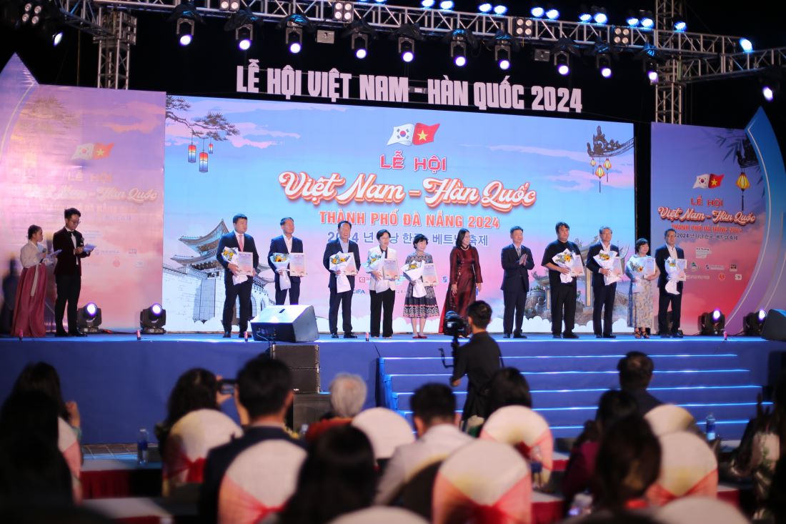 Ban tổ chức trao hoa cho các đơn vị tham gia Lễ hội. Ảnh: Văn Trực