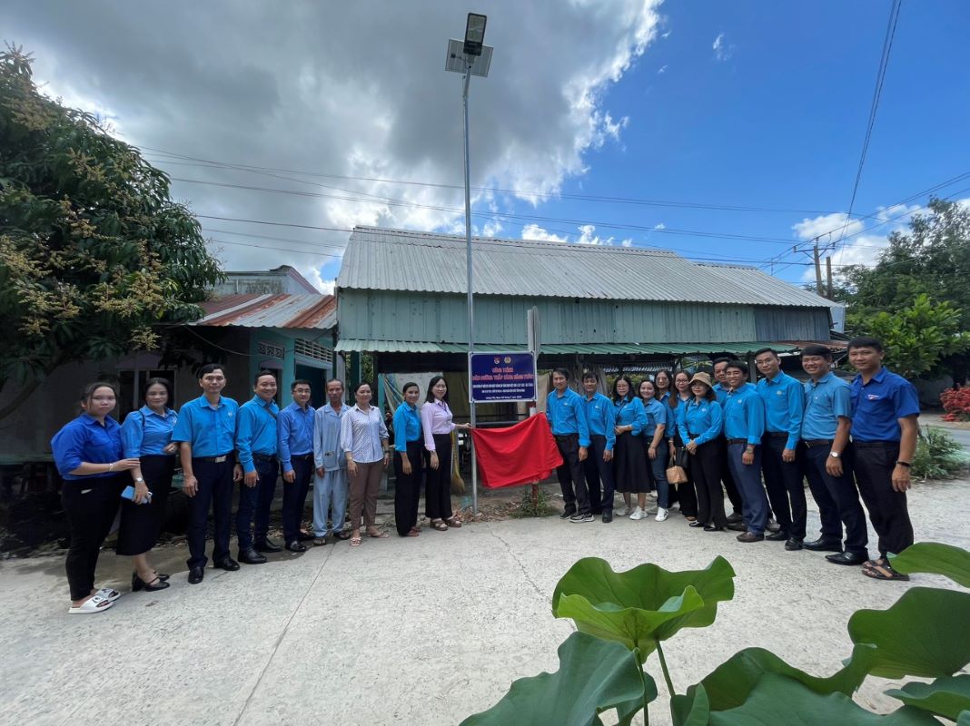 Emulation block 4 - An Giang Provincial Employees' Trade Union performed the handover ceremony of the project "Street lights to light up the countryside" to celebrate 95 years of the Vietnam Trade Union. Photo: Hai Van