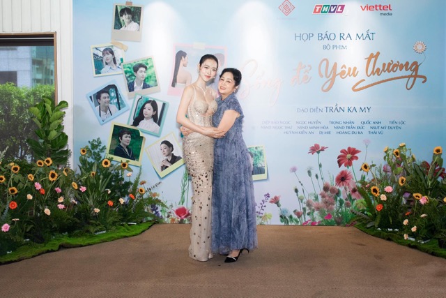 NSND Ngọc Thư và Diệp Bảo Ngọc. Ảnh: NSX.