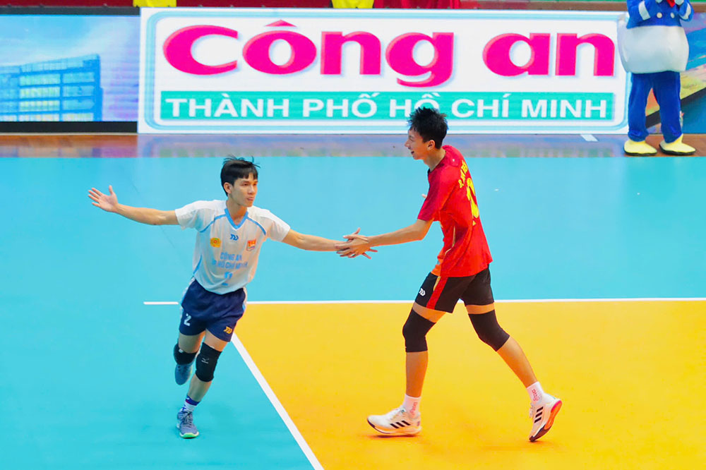 Công an TPHCM thi đấu áp đảo trong trận chung kết. Ảnh: Lê Tuấn