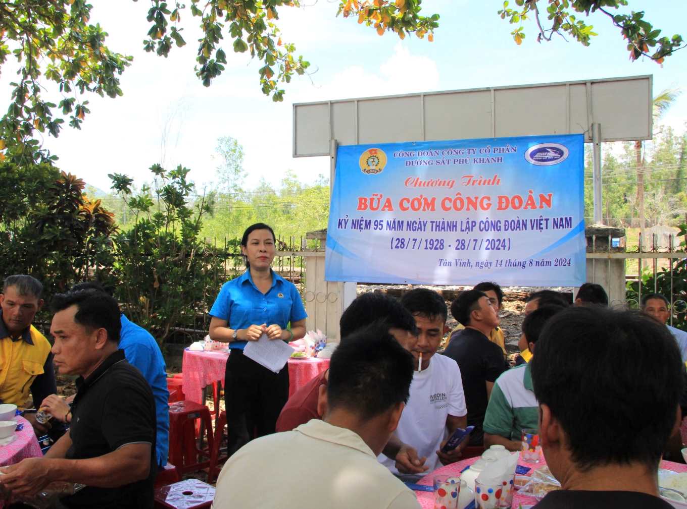 80 công nhân đường sắt thi công trên tuyến Hà Nội - TP Hồ Chí Minh cùng dự bữa cơm Công đoàn. Ảnh: Phương Linh