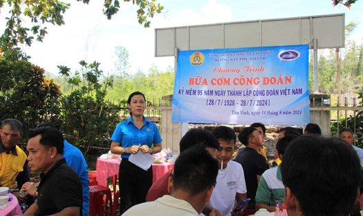 80 công nhân đường sắt thi công trên tuyến Hà Nội - TP Hồ Chí Minh cùng dự bữa cơm Công đoàn. Ảnh: Phương Linh