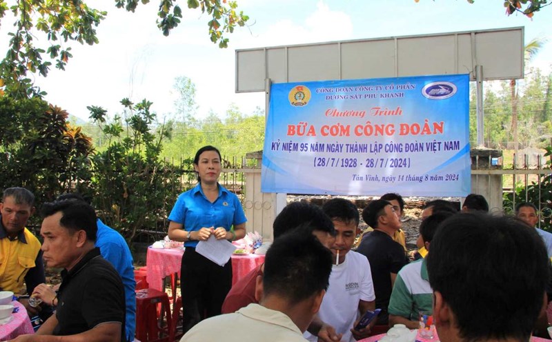 80 công nhân đường sắt thi công trên tuyến Hà Nội - TP Hồ Chí Minh cùng dự bữa cơm Công đoàn. Ảnh: Phương Linh