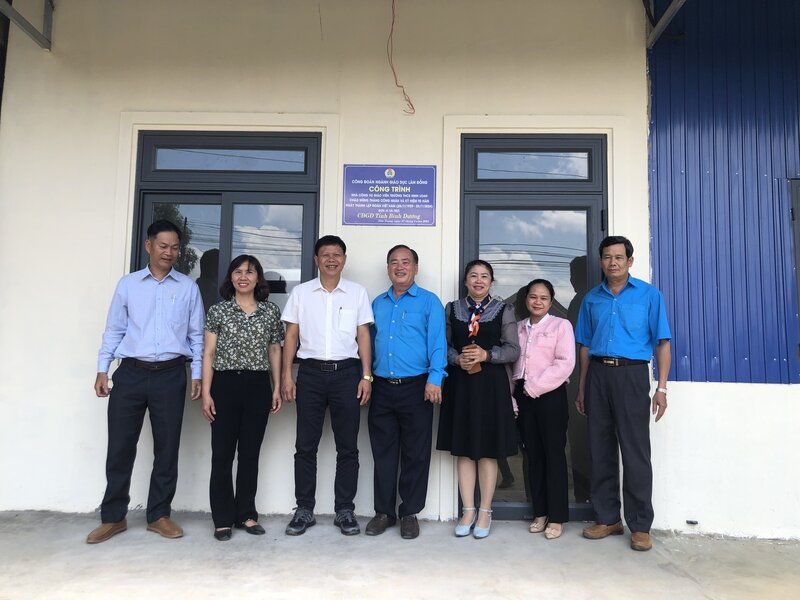 Lam Dong Provincial Education Union handed over the teachers' public house of Ninh Loan Primary and Secondary School, Duc Trong district. Photo: T.NGA