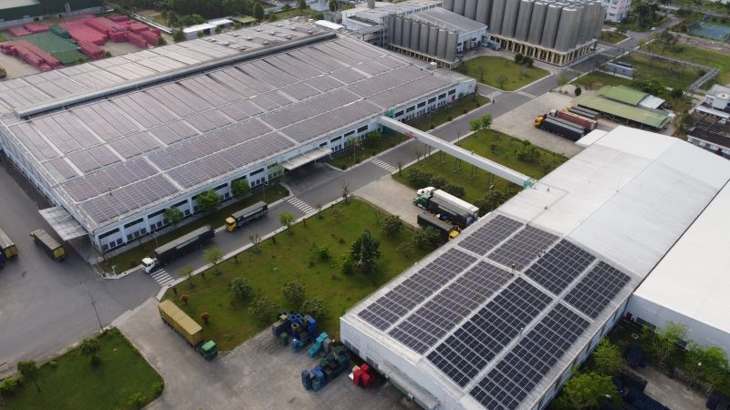 Many SABECO breweries are installed with rooftop solar power systems, helping to save 25 million kWh of electricity, equivalent to 18,000 tons of CO2 cut each year. Photo: SABECO