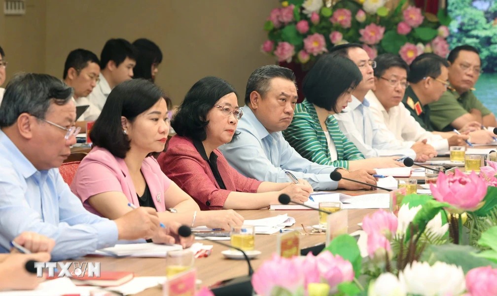 Secretary of the Hanoi Party Committee Bui Thi Minh Hoai and the Standing Committee of the Hanoi Party Committee attended the working session. Photo: TTXVN