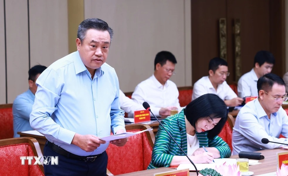 Chairman of Hanoi People's Committee Tran Sy Thanh presented a report on the socio-economic situation of Hanoi city. Photo: TTXVN