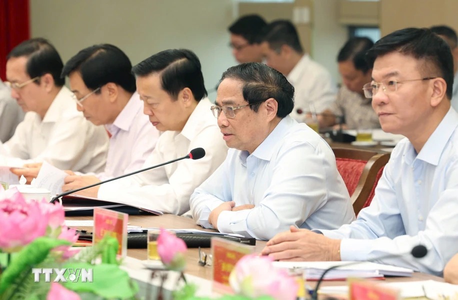 Prime Minister Pham Minh Chinh chaired a working session with the Standing Committee of the Hanoi Party Committee on the socio-economic development situation. Photo: TTXVN