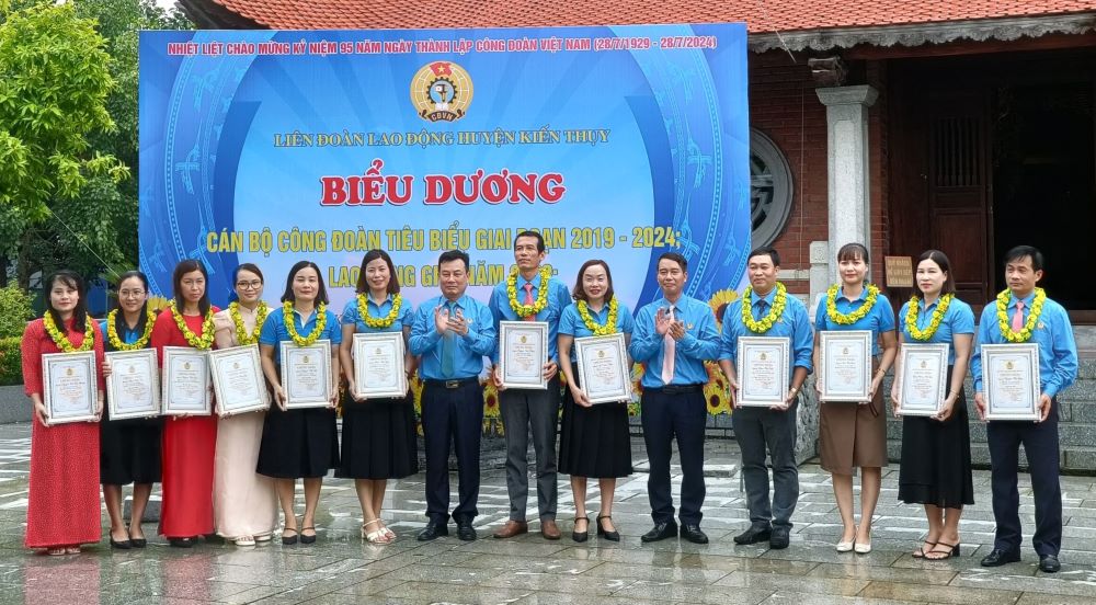 Kien Thuy district Labor Federation praised 24 outstanding union officials. Photo: Mai Dung