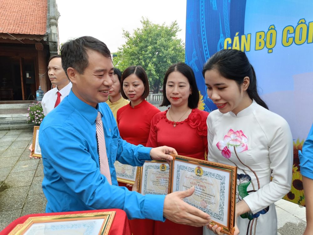 Lãnh đạo LĐLĐ huyện Kiến Thụy (Hải Phòng) biểu dương 29 lao động giỏi năm 2023. Ảnh: Mai Dung