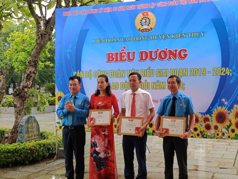 Outstanding individuals receive medals for the cause of building the Trade Union organization. Photo: Mai Dung