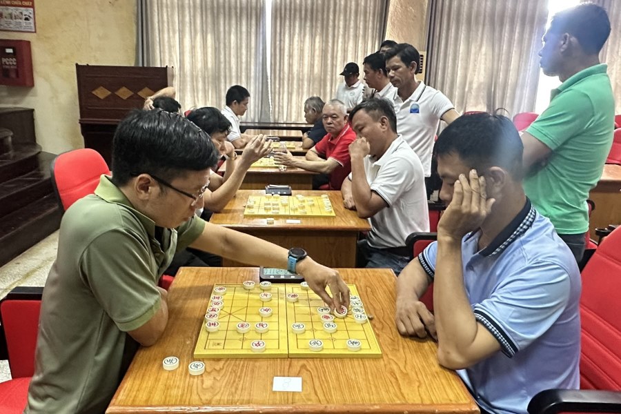 Union members participated in chess and badminton events at the sports festival. Photo: Thanh An