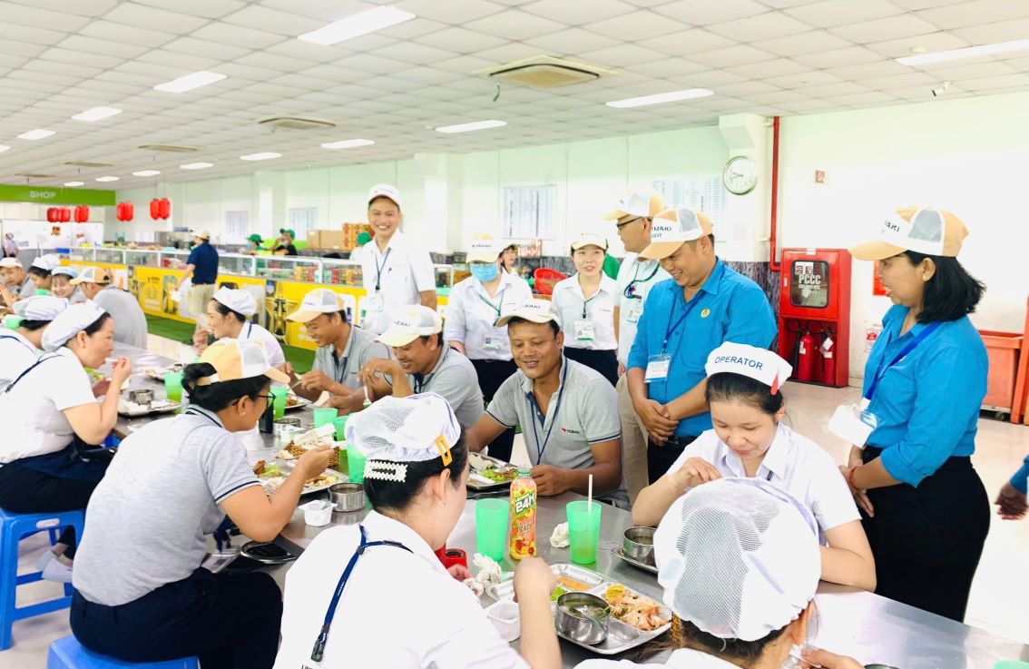 Lãnh đạo LĐLĐ tỉnh, Công đoàn Khu kinh tế và Công ty TNHH Yazaki EDS Việt Nam tại Trà Vinh thăm hỏi đoàn viên tại Bữa cơm Công đoàn. Ảnh: LĐLĐ tỉnh Trà Vinh