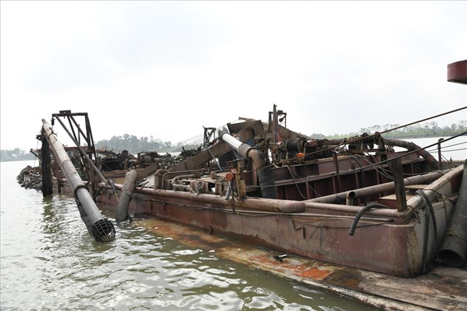 Tàu khai thác cát trái phép trên sông Hồng đoạn qua Hà Nội. Ảnh: Cục CSGT
