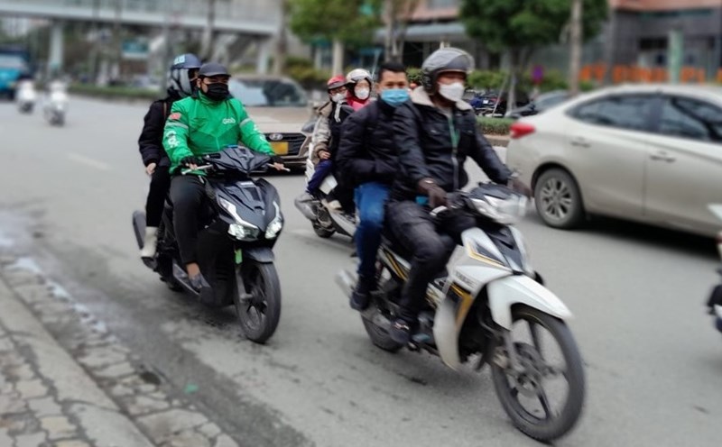 Người dân muốn tham gia làm xe ôm công nghệ phải có bảo hiểm xe máy. Ảnh: Xuyên Đông