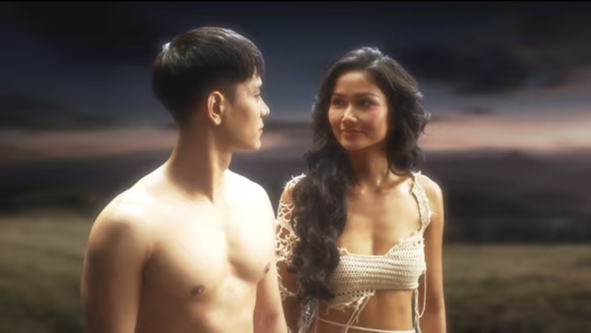 Hoa hậu H’Hen Niê cùng nhạc sĩ Ssay Huỳnh trong MV mới. Ảnh: NSX