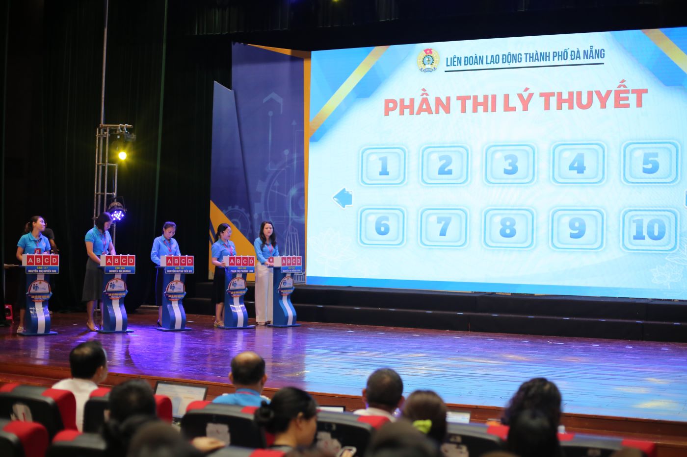 Contestants participating in the final round of the "Good Trade Union Officer" contest. Photo: Van Truc