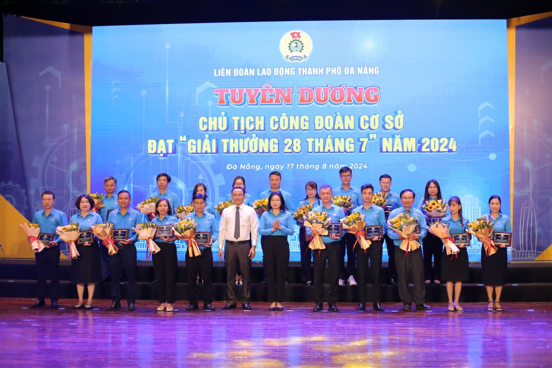 73 Chủ tịch Công đoàn cơ sở tiêu biểu đạt Giải thưởng 28/7 được vinh danh. Ảnh: Văn Trực