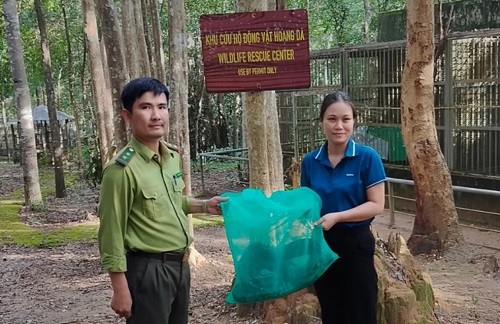 Bàn giao cá thể trăn để bảo tồn, thả về tự nhiên. Ảnh: Vườn Chư Mom Ray 