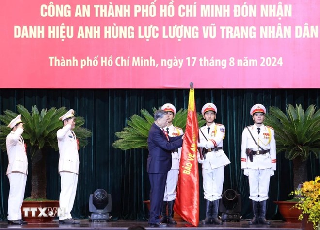 Trao danh hiệu Anh hùng Lực lượng vũ trang cho Công an TPHCM