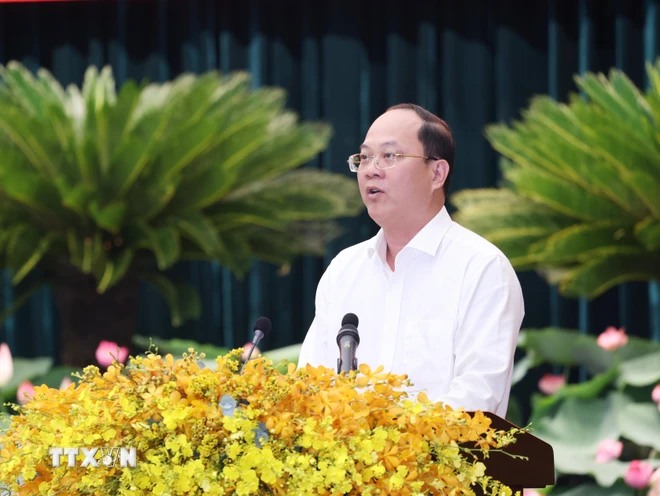 Ông Nguyễn Hồ Hải - Phó Bí thư Thường trực Thành ủy Thành phố Hồ Chí Minh báo cáo kết quả thực hiện Nghị quyết Đại hội Đảng XIII và Đại hội đại biểu Đảng bộ Thành phố lần thứ XI. Ảnh: Lâm Khánh/TTXVN