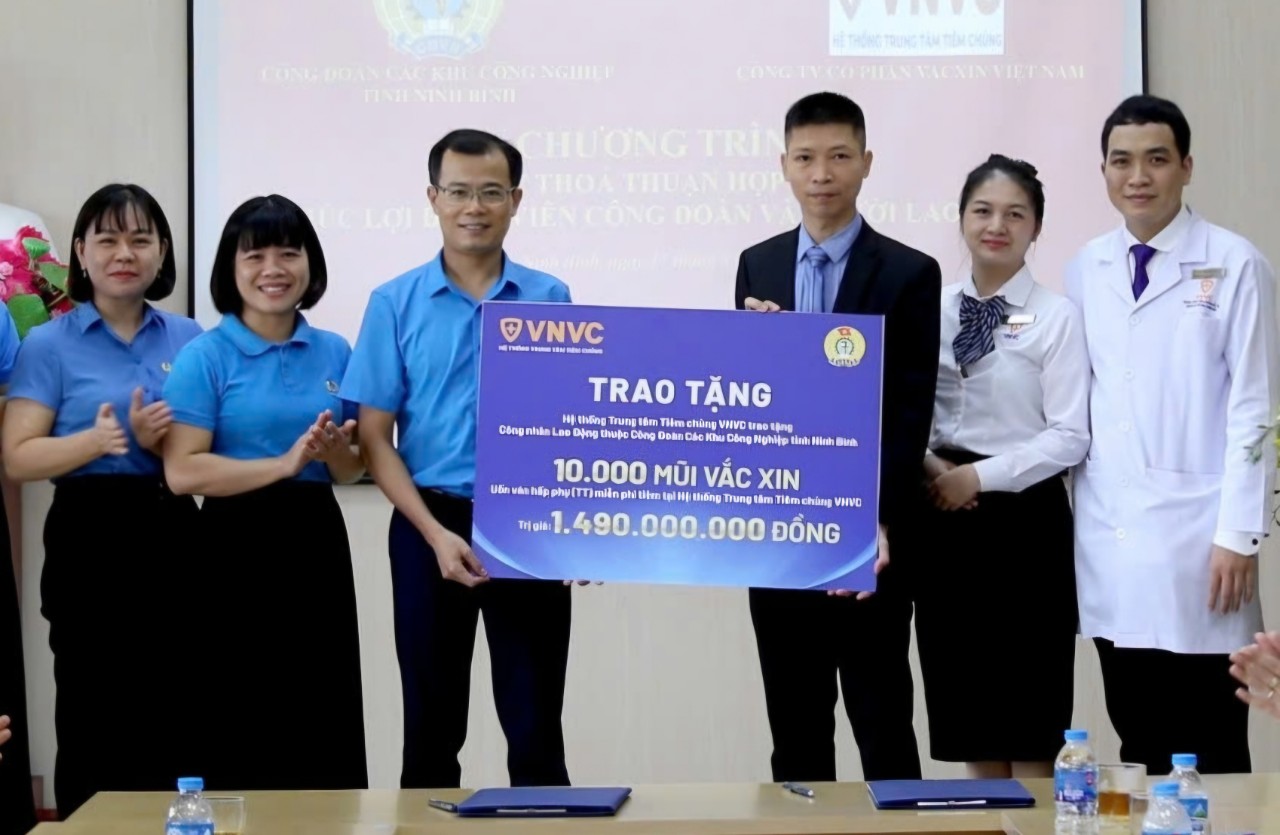 Vietnam Vaccine Joint Stock Company donated 10,000 doses of tetanus adsorbed vaccine worth over 1.4 billion VND. Photo: Nguyen Truong