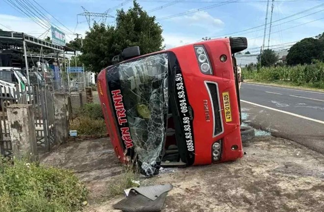Lật xe khách trên Quốc lộ 14 khiến 18 người nhập viện