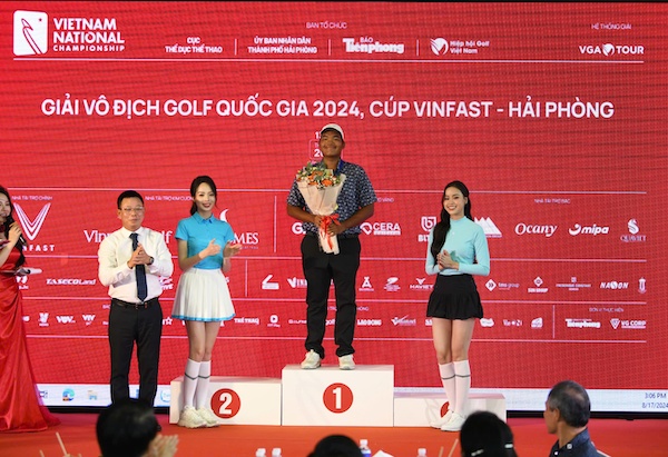 Duc Son was honored at the award ceremony. Photo: Nhu Y