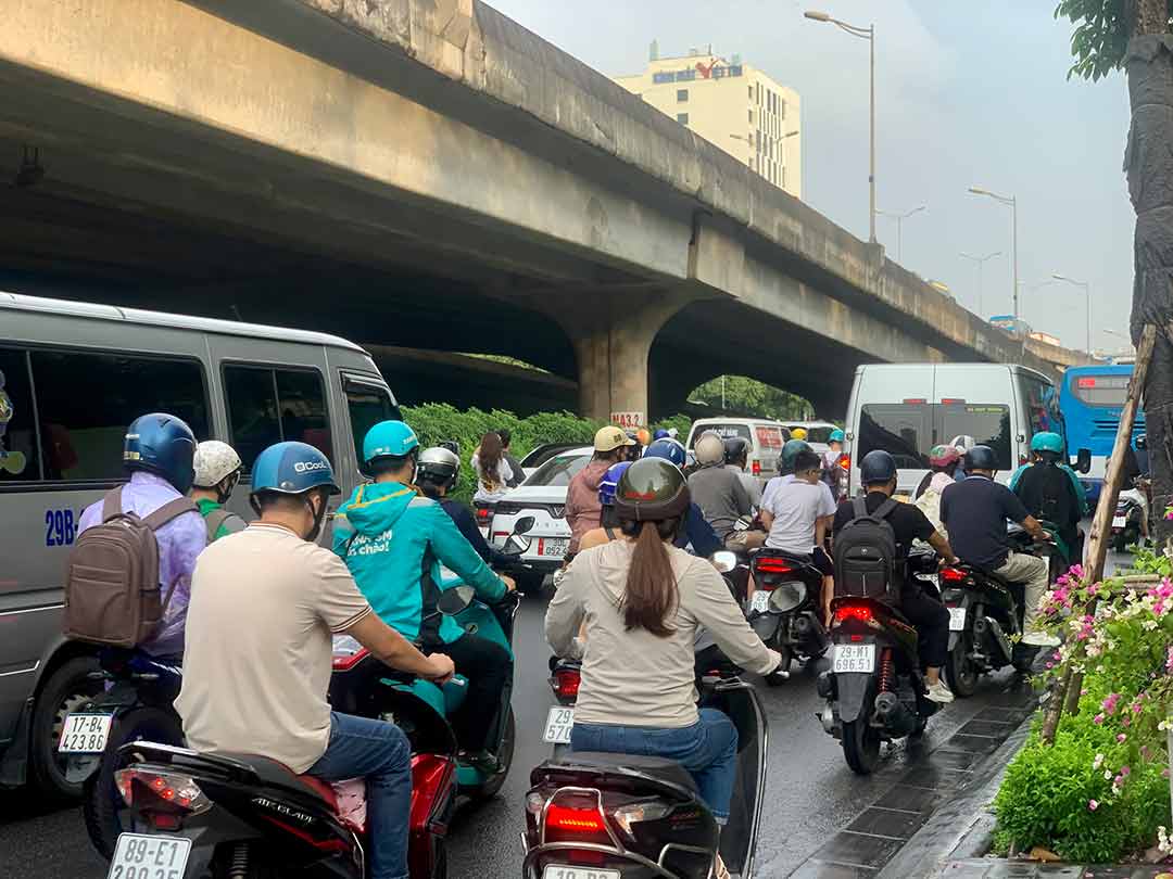 Cảnh ùn tắc giờ cao điểm chiều trên đường Khuất Duy Tiến, người dân di chuyển khó khăn. Ảnh: Nhật Minh