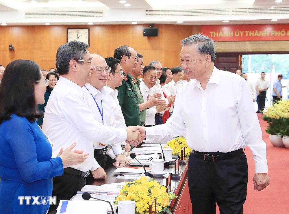 General Secretary and President To Lam with delegates at the meeting with the Ho Chi Minh City Party Committee. Photo: Lam Khanh/TTXVN