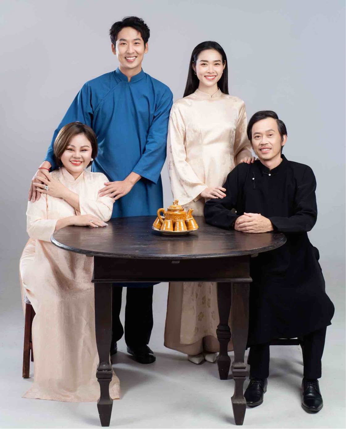 New photo set of Meritorious Artist Hoai Linh and the cast of the movie "Get Rich with Ghosts". Photo: NSX