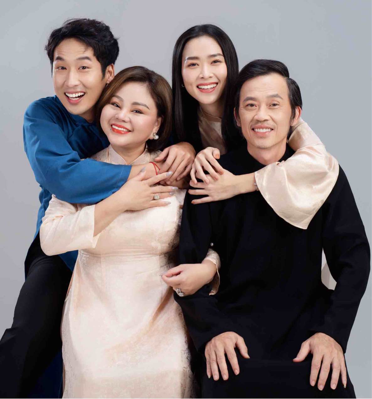 New photo set of Meritorious Artist Hoai Linh and the cast of the movie "Get Rich with Ghosts". Photo: NSX