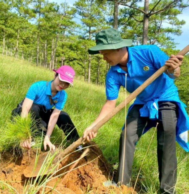 Keeping the city green is also something that trade union members and organizations actively participate in. Photo: T.LINH