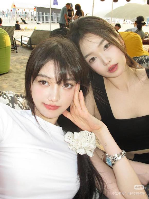 The gossip girl (white shirt) and Pham Thua Thua's ex-lover are close friends. Photo: Weibo