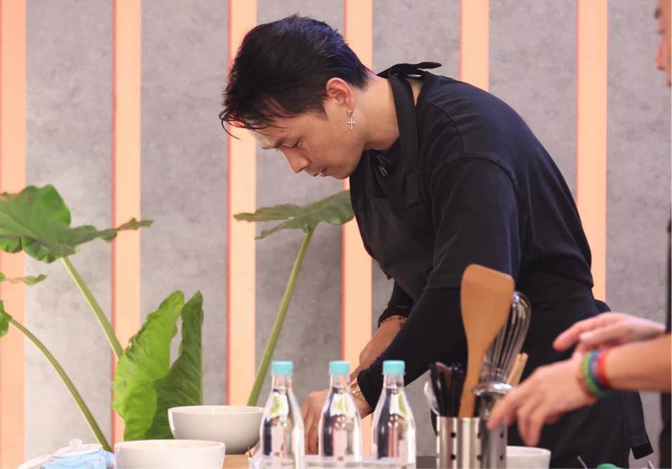 Anh tài Binz vào bếp. Ảnh: NSX