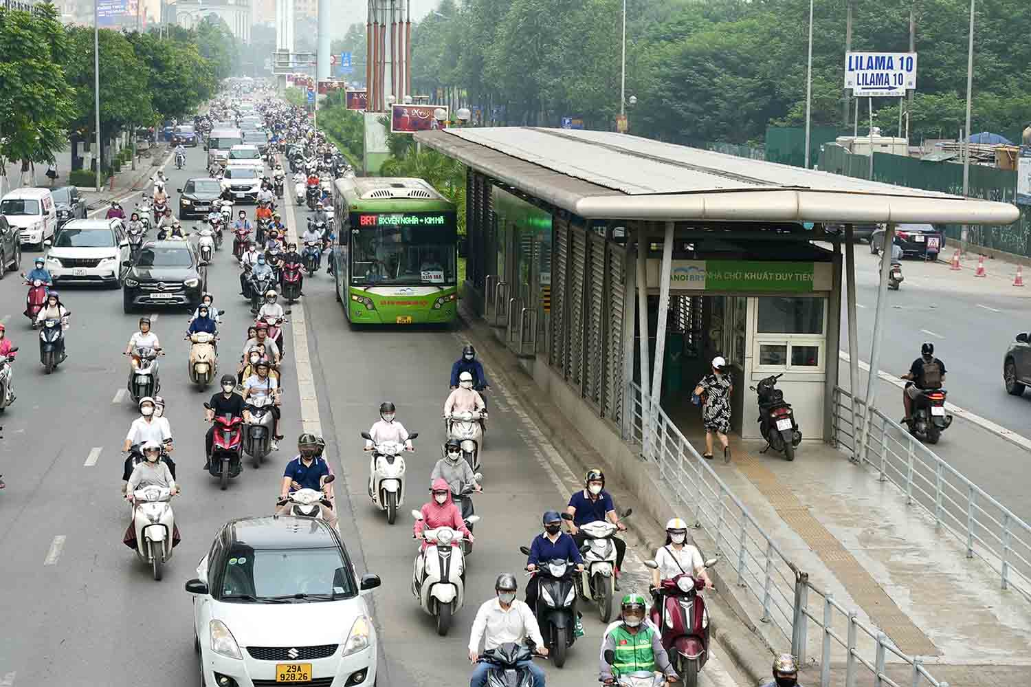 Nhiều xe máy đi vào làn BRT. Ảnh: Hữu Chánh