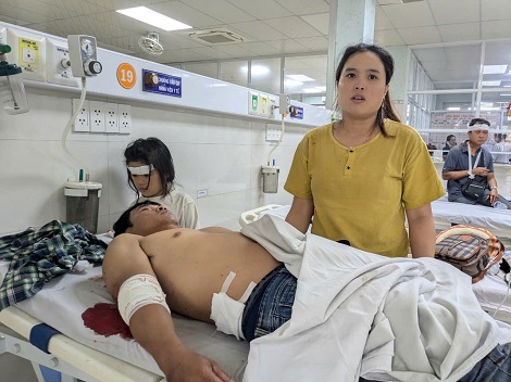 Relatives of the victim worried and cared for the victim at the hospital bedside. Photo: Thanh Tuan