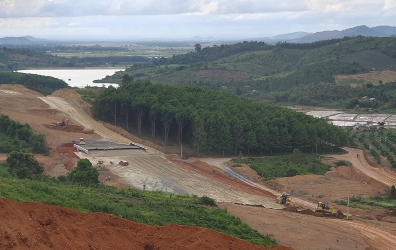 Trên tuyến cao tốc Buôn Ma Thuột - Khánh Hòa, các nhà thầu đang làm việc không ngừng nghỉ. Ảnh: Bảo Trung