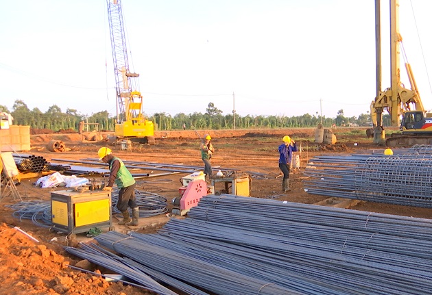 Công nhân lao động của các nhà thầu thi công dự án đang chạy đua với thời gian. Ảnh: Bảo Trung