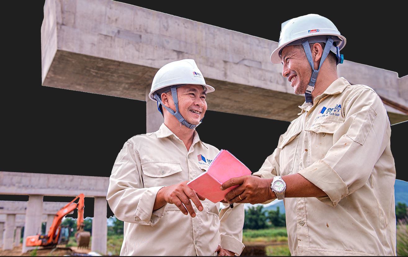 Công nhân lao động đang làm việc miệt mài nhằm đảm bảo tiến độ thi công đề ra. Ảnh: Nguyễn Tường