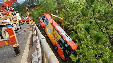 Hiện trường vụ tai nạn xe khách lao xuống vực ở Lâm Đồng. Ảnh: Nguyễn Quân 