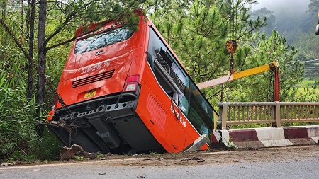 Luckily the passenger car did not fall straight into the abyss. Photo: Nguyen Quan