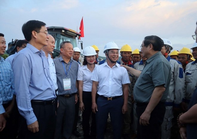 Thủ tướng yêu cầu chỉ bàn làm, không bàn lùi trên công trường cao tốc