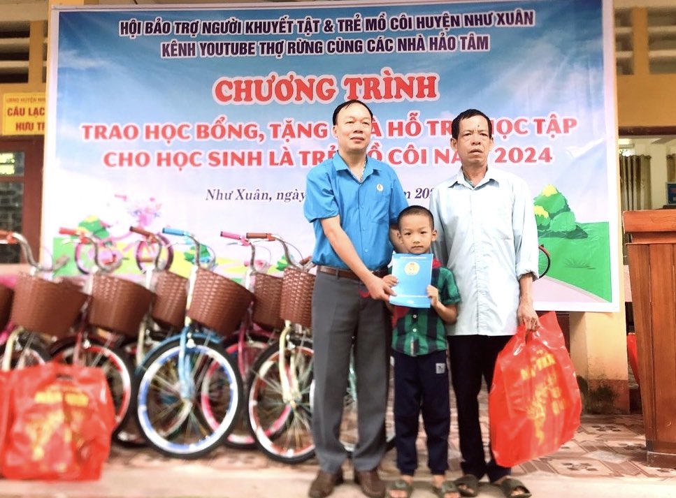 Cháu Lê Văn Lộc, học sinh lớp 1 Trường Tiểu học Bãi Trành được LĐLĐ huyện Như Xuân nhận đỡ đầu. Ảnh: Đoàn Lưu